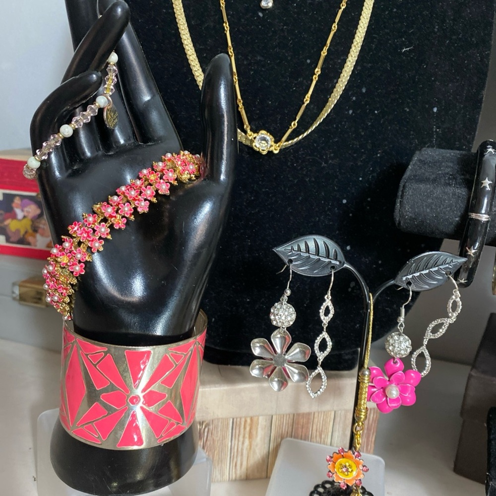 Vintage Jewelry Gold Plated, & Enamel Lot - Picture 3 of 16